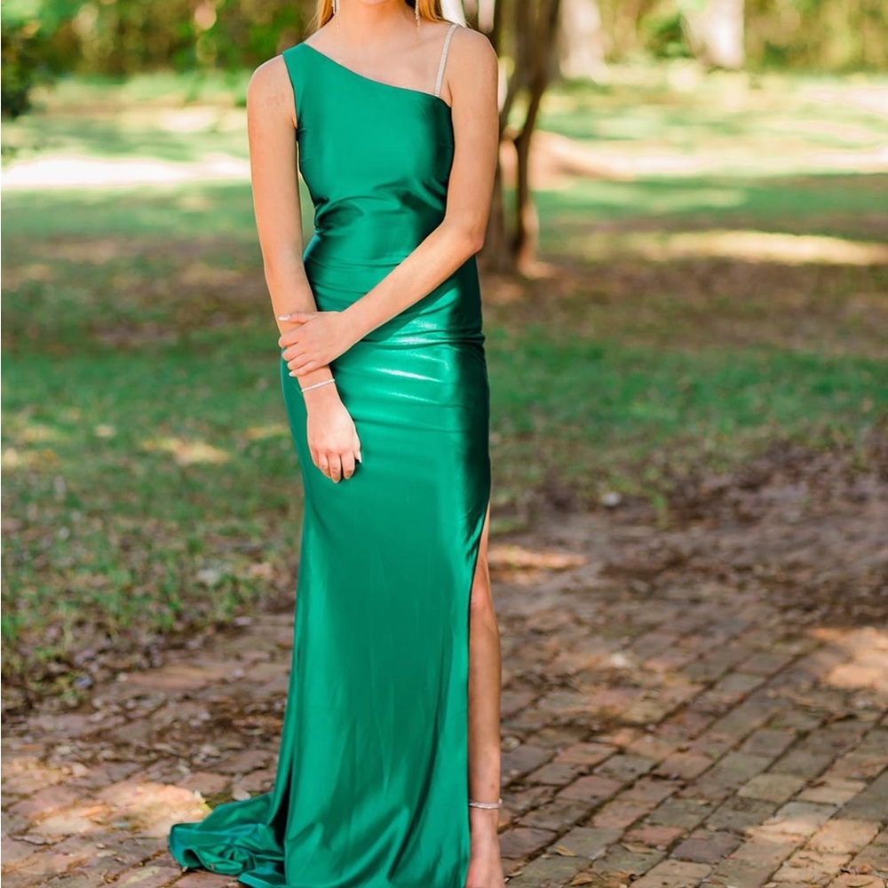 Elegant Green One-Shoulder Dress
